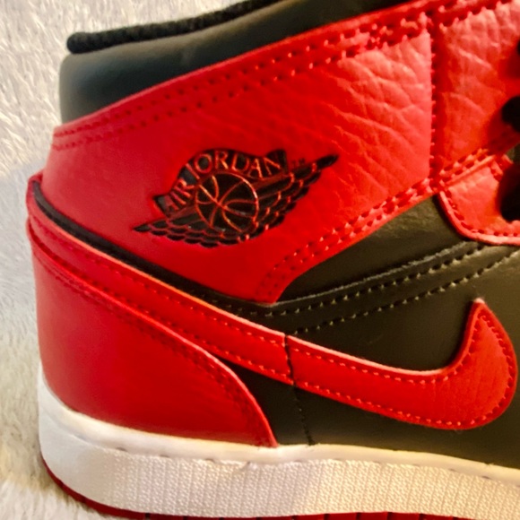 Air Jordan 1 Mid 'Banned' Shoes Size 7Y - Picture 5 of 8